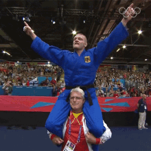 Carried On Shoulders Dimitri Peters GIF - Carried On Shoulders Dimitri Peters Sven Loll GIFs