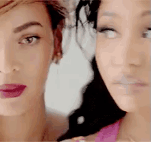 When You And Your Friend Text The Same Thing GIF - Beyonce Nicki Minaj Stare GIFs