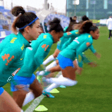 corrida confedera%C3%A7%C3%A3o brasileira de futebol sele%C3%A7%C3%A3o brasileira futebol feminino meninas treinando