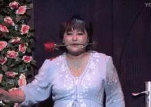 贾玲，玫瑰，玫瑰花，跳舞，搞笑 GIF - Jia Ling Rose Dance GIFs