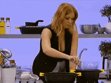 Vanessa Oliveira Cooking GIF - Vanessa Oliveira Cooking Cleaning Table GIFs