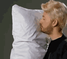 Pillow Kiss GIF - Zayn Key Of Awesome Pillow Talk GIFs