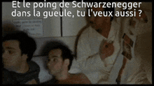 a man is laying on a bed with the words et le poing de schwarzenegger dans la gueule at the top