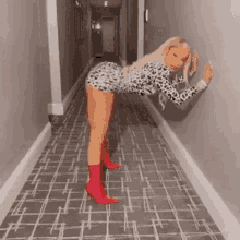 Nicki Minaj GIF - Nicki Minaj Walksantana GIFs