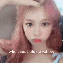 a woman with pink hair has a caption that says when sos solo de val : vv