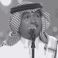 ضحكة محمد عبده ابتسامة مسرح مايك GIF - Mohamed Abdo Lyrics Saudi Singer GIFs