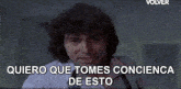 a man in a white shirt and tie says el que tiene la sarten por el mango