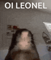 a blurry picture of a person with the words " oi leonel " on the top