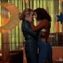 Lesbian Kiss Luimelia GIF - Lesbian Kiss Luimelia Paulausero GIFs