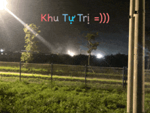 a fenced in area with the words khu tự tri = ) written above it
