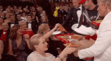 Pizza At The Oscars GIF - Cheesepizzagifs Pizza Celebrities GIFs