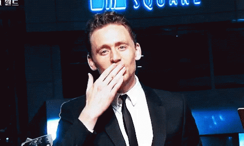 Tom Hiddleston › ami, ambiguë Tom-hiddleston-blow-kiss