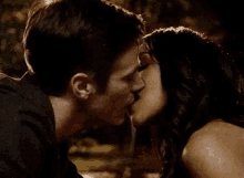 เดอะแฟลช จูบกัน คู่รัก จูบดูดดื่ม GIF - The Flash Kissing Each Other Kiss Each Other GIFs