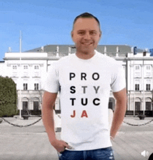 a man wearing a t-shirt that says pro sty tuc ja