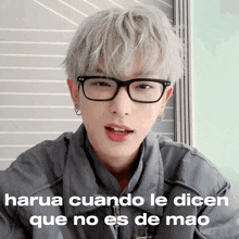a young man wearing glasses says harua cuando le den que no es de mao