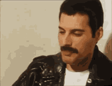 Freddie Mercury Drinking GIF - Freddie Mercury Drinking Singer GIFs