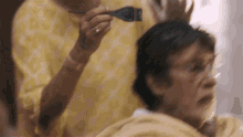Baalo Mein Colour Lagana Amitabh Bachchan GIF - Baalo Mein Colour Lagana Amitabh Bachchan Neena Gupta GIFs