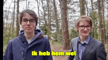 two men standing next to each other in a forest with ik heb hem wel written above them