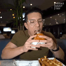 Eating Burger Jorge Martinez GIF - Eating Burger Jorge Martinez Vegas Must Try GIFs