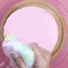 a cake being frosted with a piping nozzle and the words easy plus on the bottom right