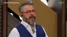 a man with glasses and a beard is on a television show called master chef argentina