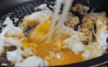 目玉焼き 混ぜる　卵 GIF - Fried Egg Mix Yolk GIFs