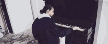 Tom Kaulitz Play GIF - Tom Kaulitz Play Piano GIFs