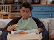 Joey Eating Pizza GIF - Friends Joey Tribbiani Matt Le Blanc GIFs