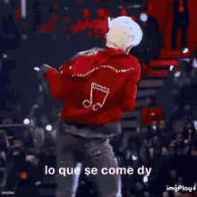 a group of men are dancing on a stage with the words lo que se come dy below them
