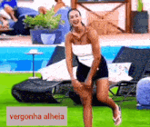 a woman is standing in front of a swimming pool with the words vergonha alheia written on the bottom