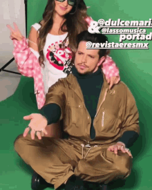 a man and a woman are posing for a picture with a green background that says revistaaeresmx