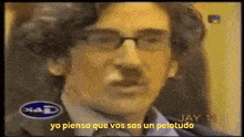 a close up of a man 's face with the words yo pienso que vos sos un pelotudo on the bottom