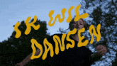 a woman is standing in front of a sign that says ' sr ensl dansen '