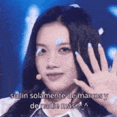 a woman is waving her hand in front of a microphone and the words sulin solamente de marcos and de nadie mas