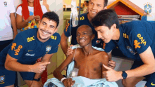 sorriso para foto cbf confederacao brasileira de futebol selecao brasileira sub17 posando para foto