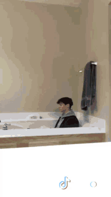 This Is A Sign Sign GIF - This Is A Sign Sign Bathtub GIFs