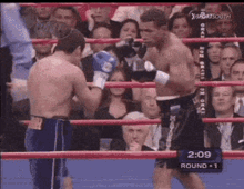 Oscar De La Hoya Ricardo Mayorga GIF - Oscar De La Hoya Ricardo Mayorga Boxing GIFs
