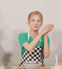 miyeon gidle idle clap apron princess korea korean kpop happy ramen green
