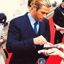 Chris Hemsworth Autograph GIF - Autograph Chris Hemsworth Signature GIFs