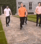 света какала парень в оранжевой футболке танцует GIF