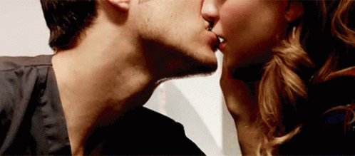 Страстный поцелуй. Поцелуй с языком. Страстные поцелуи с языком. Поцелуи в губы гифки. Страстный французский