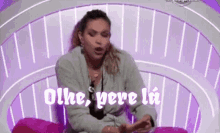 a woman is sitting on a couch with the words olhe pere la written on the bottom