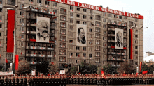 a large building with a sign that says " aller lander vereinigt euch "