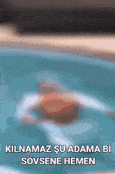 a picture of a person in a pool with the words kilnamaz su adama bi sovsene hemen below it