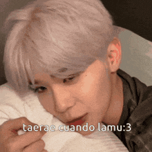a close up of a person laying on a bed with the words taerae cuando lamu : 3 below them