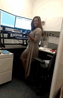 Girl Lifting Weights GIF - Girl Lifting Weights Exercise At Work GIFs