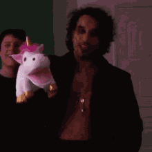 a man holding a stuffed unicorn puppet with the words " e ... e isso sejam criatives " written below him