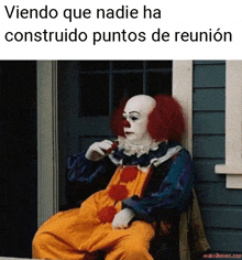 a picture of a clown sitting on a porch with the caption viendo que nadie ha construido puntos de reunion