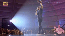 a man singing into a microphone with the words multi show ao vivo on the bottom