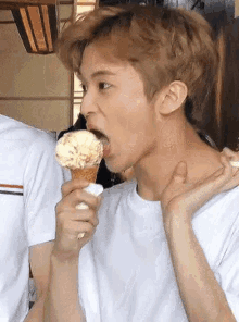 mark mark lee nct cold eating